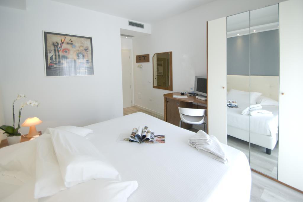 Hotel Sorriso Milano Marittima Szoba fotó